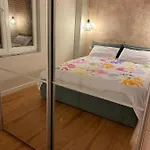 Mel's Place Apartment